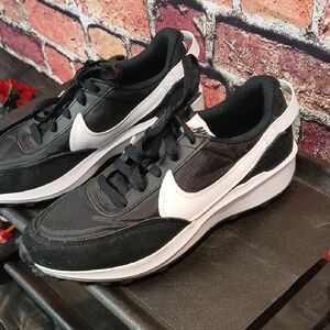 Nike Men's Black and White Athletic Sneakers